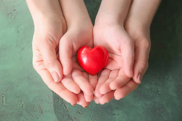 Anne Çocuk Renk Arka Plan Üzerinde Kırmızı Kalp Ile Sağlık — Stok fotoğraf