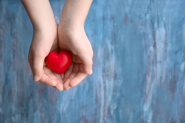 Renk Arka Plan Üzerinde Kırmızı Kalp Tutan Çocuk Sağlık Kavramı — Stok fotoğraf