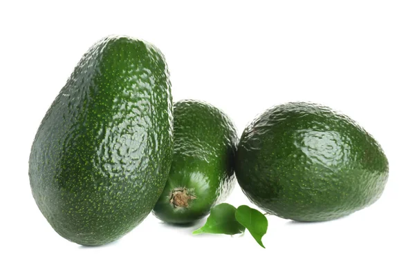 Reife Avocados Auf Weißem Hintergrund — Stockfoto