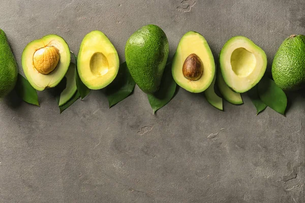 Composición Con Aguacates Maduros Sobre Fondo Gris Oscuro —  Fotos de Stock