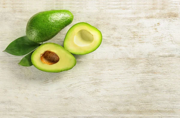 Rijpe Avocado Houten Achtergrond — Stockfoto