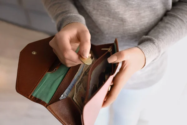 Junge Frau Steckt Münze Brieftasche Drinnen Nahaufnahme Sparkonzept — Stockfoto