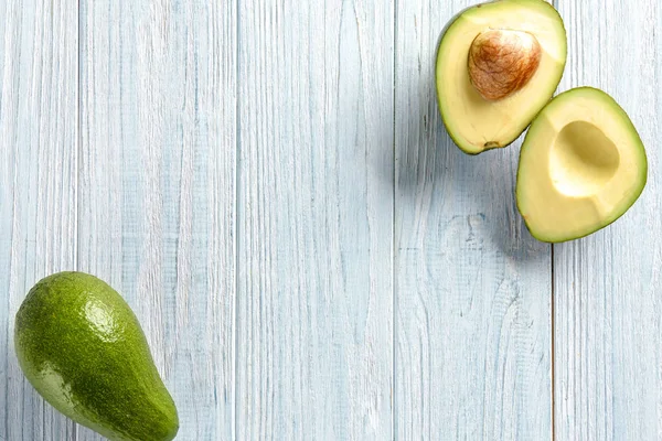 Rijpe Avocado Lichte Houten Achtergrond — Stockfoto