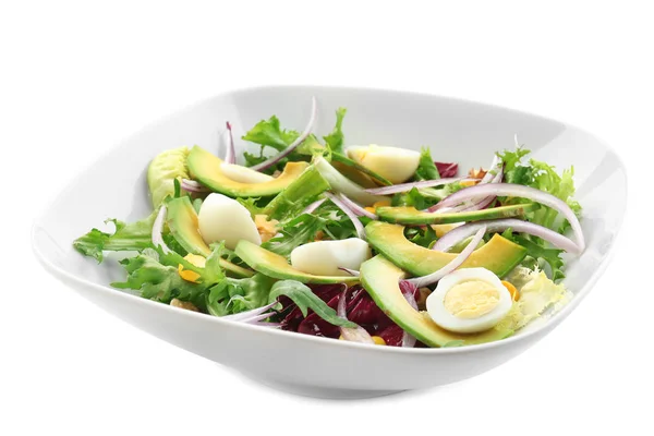 Salade Savoureuse Avocat Mûr Sur Fond Blanc — Photo