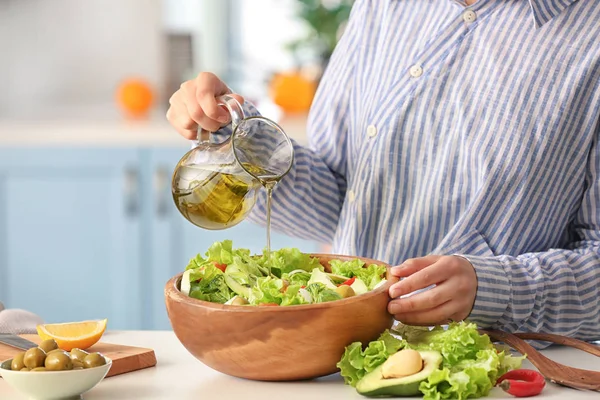 Woman Adding Olive Oil Bowl Fresh Vegetable Salad Table — Stock Photo, Image