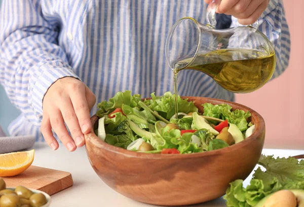 Woman Adding Olive Oil Bowl Fresh Vegetable Salad Table — Stock Photo, Image