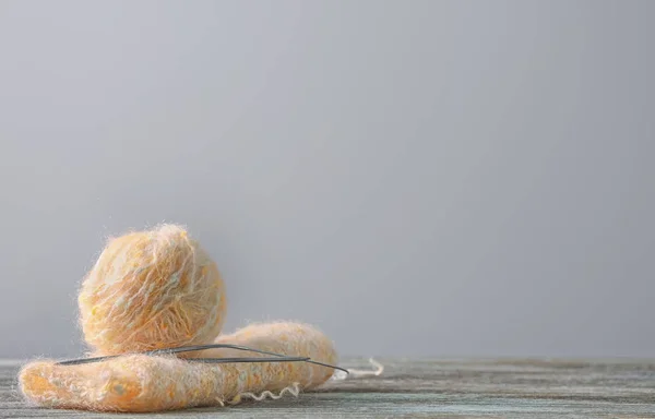 Breien Garens Tafel Tegen Een Achtergrond Met Kleur — Stockfoto