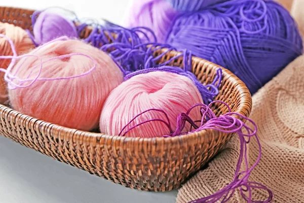 Wicker Basket Knitting Yarn Table — Stock Photo, Image