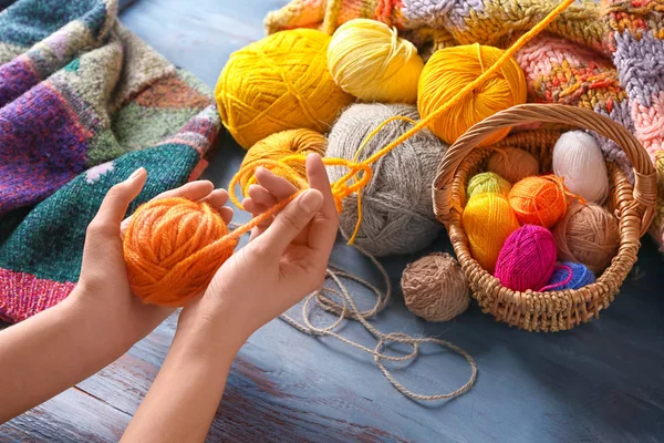 Vrouw Wikkelen Van Een Garen Aan Houten Tafel — Stockfoto