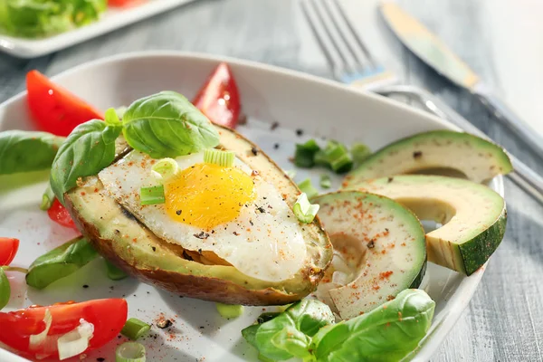 Yumurta ve taze sebze plaka, closeup ile lezzetli pişmiş avokado