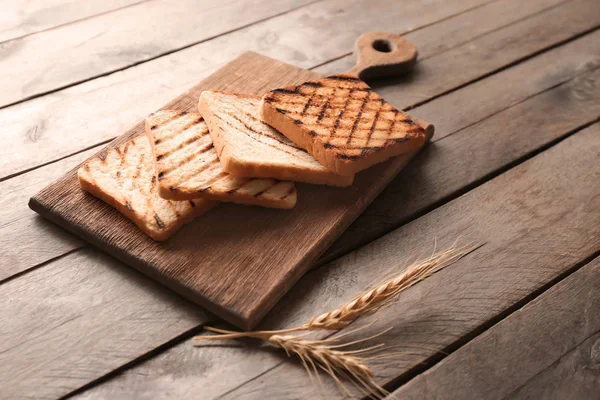 Placa Madeira Com Pão Torrado Mesa — Fotografia de Stock