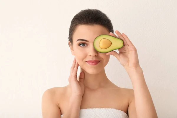 Hermosa Joven Con Aguacate Sobre Fondo Claro — Foto de Stock