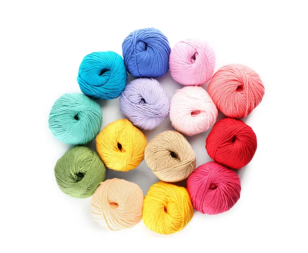 白地にカラフルな編み糸 — ストック写真