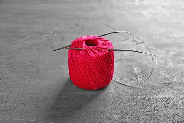 テーブルの上の針でクルーをかぎ針編みの色 — ストック写真