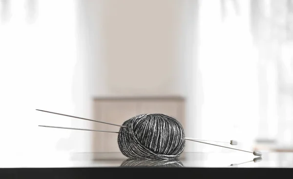 玻璃桌上的针编织线 — 图库照片