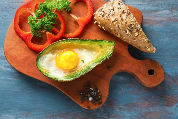 Aguacate Horno Con Huevo Verduras Mesa — Foto de Stock