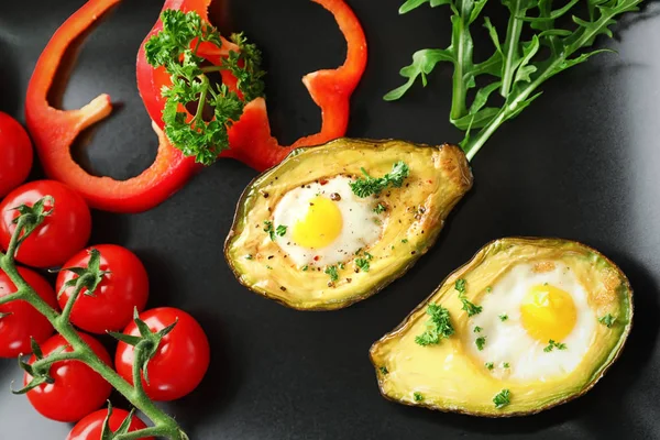 Запеченный Авокадо Яйцами Овощами Тарелке Крупным Планом — стоковое фото
