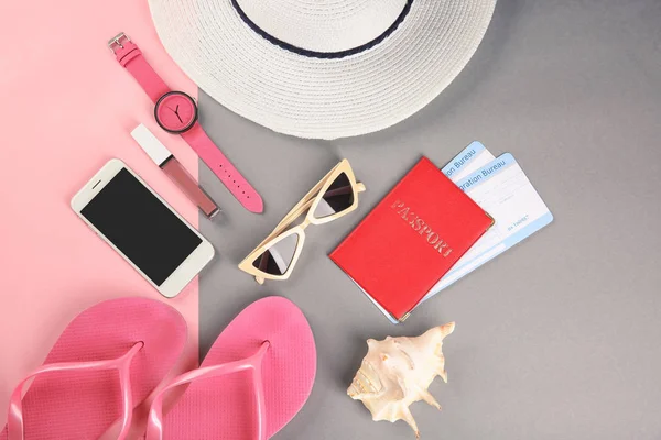 Renk arka plan, üstten görünüm üzerinde bir turistin şeyler ile kompozisyon