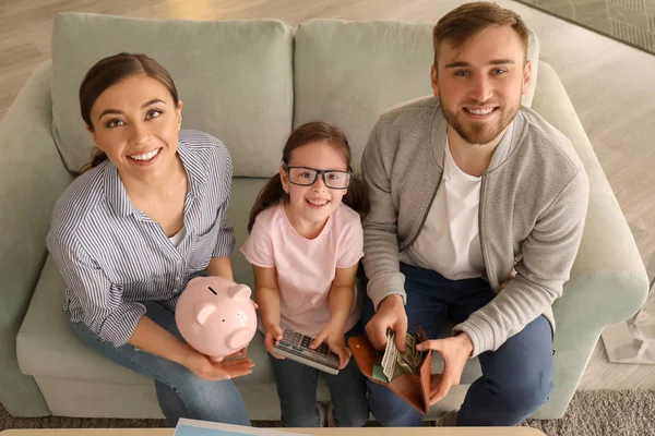 Família Feliz Contando Dinheiro Dentro Casa Conceito Poupança Monetária — Fotografia de Stock