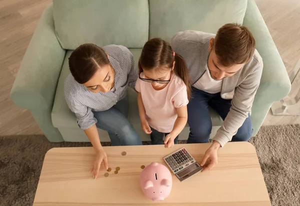 家族は屋内でお金を数えます お金の節約のコンセプト — ストック写真