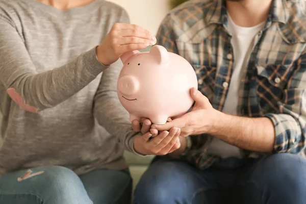 Pareja Poniendo Moneda Alcancía Primer Plano Concepto Ahorro —  Fotos de Stock