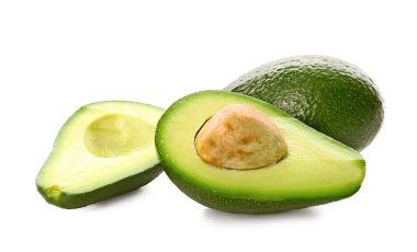 Beyaz arkaplanda taze avokadolar