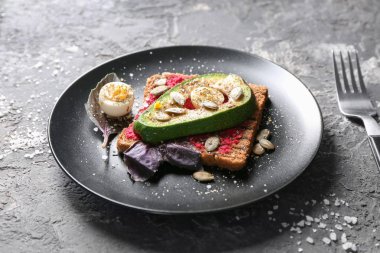 Plaka üzerinde avokado lezzetli ekmek