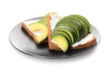 Beyaz izole plaka üzerinde avokado ile lezzetli tost
