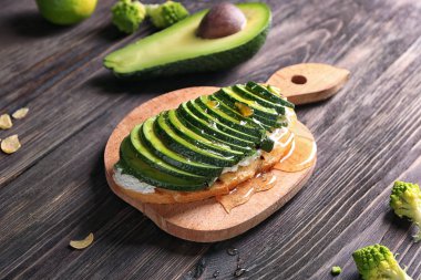 Ahşap tahta üzerinde avokado lezzetli ekmek
