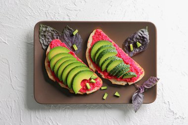 Plaka üzerinde avokado ile lezzetli tost