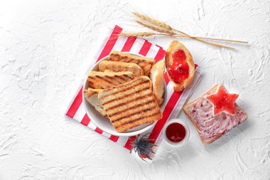 Işık arka plan üzerinde reçelli ekmek