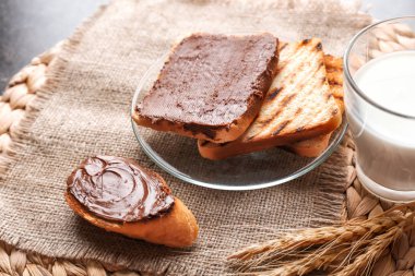Çikolatalı hamur ve süt hasır mat ile kızarmış ekmek