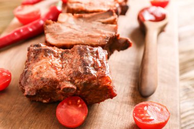 Ahşap masa, closeup üzerinde lezzetli ızgara kaburga