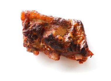 Beyaz arka plan üzerinde lezzetli ızgara kaburga