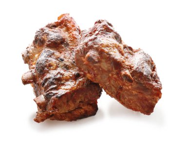 Beyaz arka plan üzerinde lezzetli ızgara kaburga