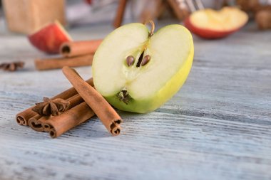Taze elma ve tarçın tahta masada, portre