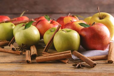 Taze elma ve tarçın ahşap tablo