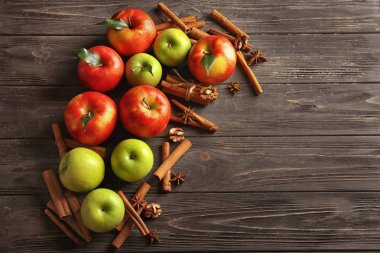 Taze elma ve tarçın ahşap arka plan üzerinde kompozisyonu
