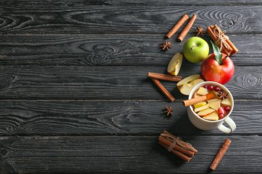 Taze elma suyu ve ahşap zemin üzerine tarçın Kupası ile kompozisyon