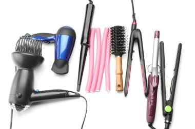 Profesyonel kuaför beyaz arka plan üzerinde ayarlandı