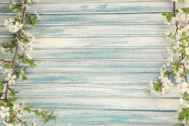 Ahşap arka planda çiçek açan güzel dallar.