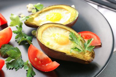 Avokado ve taze domates plaka, closeup üzerinde pişmiş yumurta