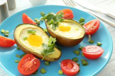 Avokado ve taze domates plaka, closeup üzerinde pişmiş yumurta