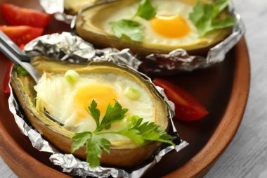 Avokado plaka, closeup üzerinde pişmiş yumurta