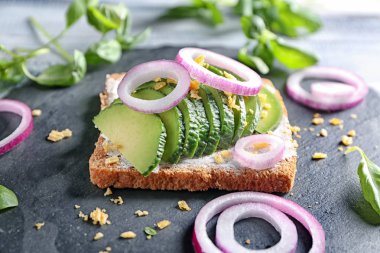 Kayrak plaka üzerinde avokado lezzetli ekmek