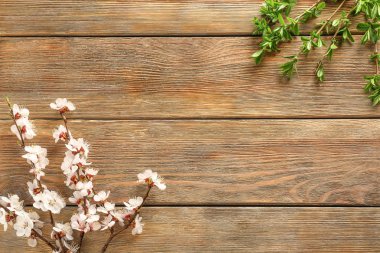 Ahşap arka planda çiçek açan güzel dallar.