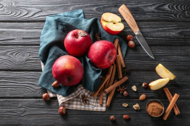 Taze elma ve tarçın ahşap arka plan üzerinde