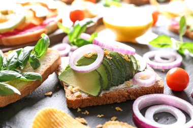 Kayrak plaka üzerinde avokado lezzetli ekmek