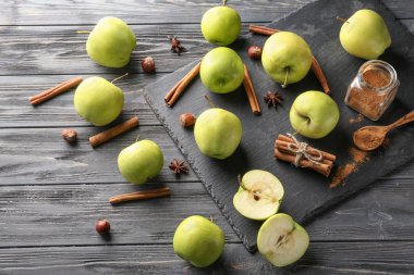 Taze elma ve tarçın ahşap arka plan üzerinde