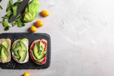 Kayrak plaka üzerinde avokado ile lezzetli tost